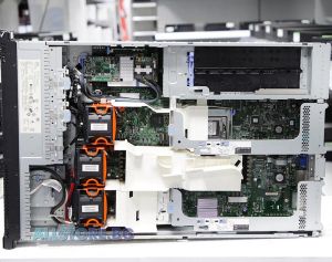 IBM System x3650 M2, Intel Xeon Quad-Core, 8192MB RDIMM DDR3, FĂRĂ HDD SAS 2,5", montare în rack 2U, grad A