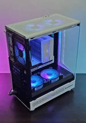 Ryzen 7-7700/ RTX 5060/ SSD 1TB/ RAM 32GB/ Cooler digital/ PC de gaming - Aorora S6